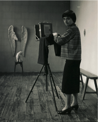 © Agnès Varda, Autoportrait dans son studio, rue Daguerre, Paris 14e, 1956 © Succession Agnès Varda